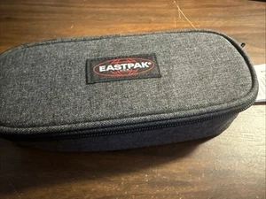 NUOVO astuccio portamatite Eastpak ovale singolo con cerniera grigio scuro - Foto 1 di 2