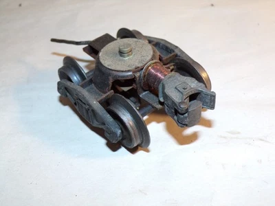 Lionel Original Vintage Early Postwar Flying Shoe truck with roller pick up - Image 1 of 3