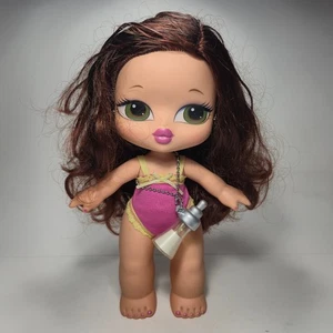 "Muñeca Big Babyz Bratz Katia 13"" cabello castaño rojizo ojos verdes conjunto con botella y pendientes" - Imagen 1 de 9