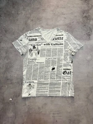 Camiseta Galliano Gazette Jornal Branca Decote V Tamanho M - Imagem 1 de 4