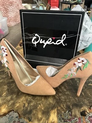 Cream/brownish Qupid pumps With Floral Design. - Image 1 of 3