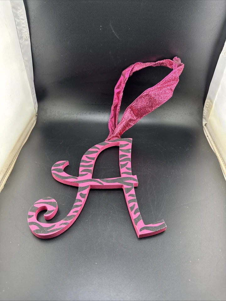 Listra de tigre rosa quente letra de madeira “A” 8 polegadas inicial decorativa de parede - Imagem 1 de 4
