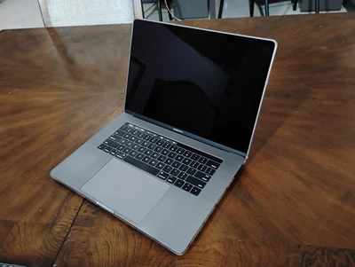Apple MacBook Pro A1707 2017 i7-6820HQ 16 GB RAM 500 GB SSD Radeon Pro 455 *LEER* Foto 1 de 4