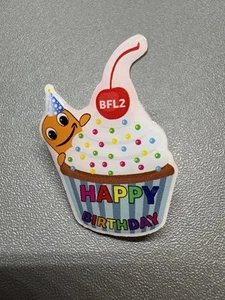 Amazon Peccy Pinback BFL2 Exclusivo Feliz Cumpleaños Taza Pastel Trabajo Fiesta Diversión - Imagen 1 de 4