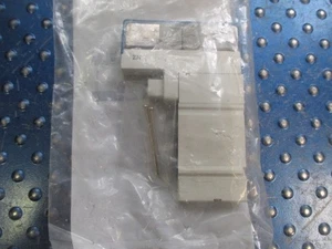 NEW SMC DUAL SOLENOID VALVE 2-POSITION 5-WAY VOLTAGE 24 VDC SY3201-5NZ1 - Picture 1 of 4