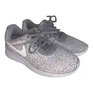 Nike Women's Tanjun Print Running Sneaker Shoes 820201-001 Sz 6 Wolf Grey/White - Picture 1 of 12