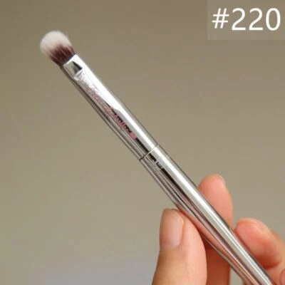 IT COSMETICS Love Beauty Fully eye small shadow Brush #220 brandneu (Concealer) - Bild 1 von 4