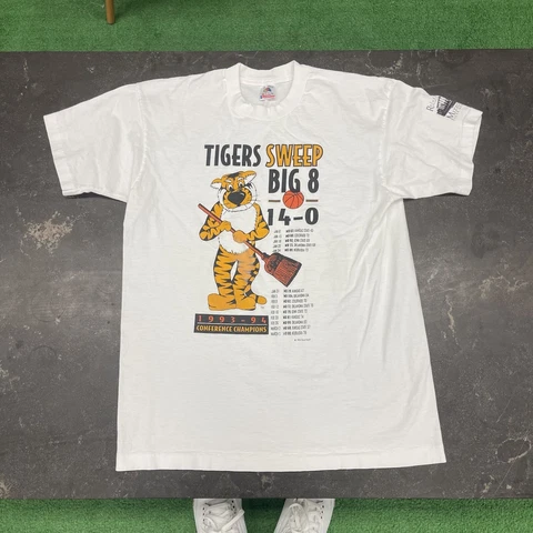 Vintage 90s MIZZOU TIGERS T-Shirt Men’s Medium Big 8 Basketball Sweep Adult Cover