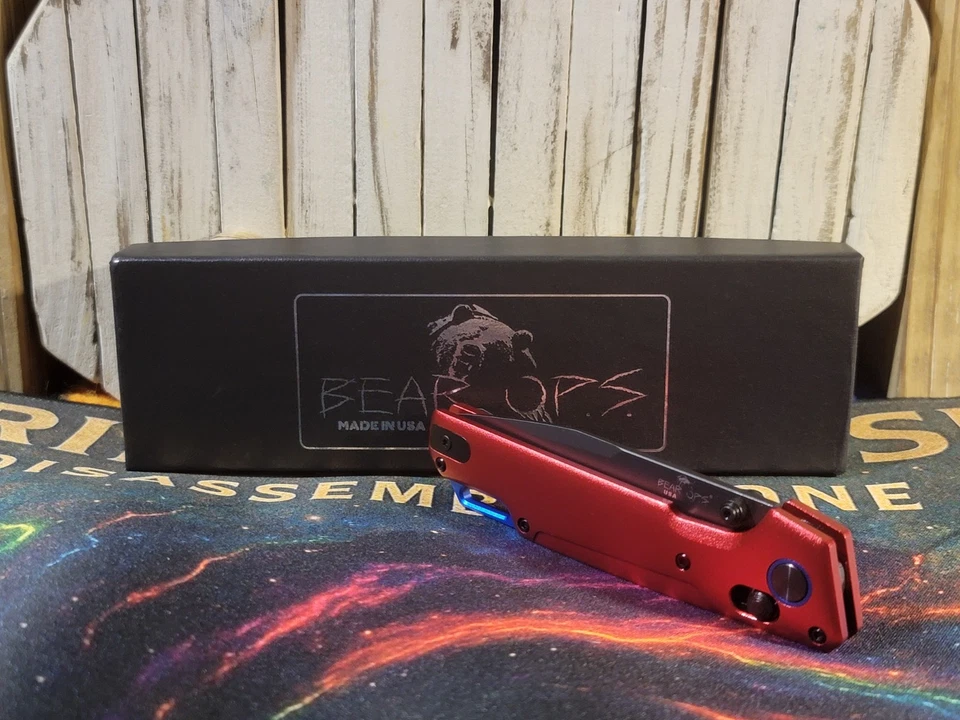 Cuchillo Plegable Bear & Son Bear Ops Nekema Rojo Mango Aluminio 14C28N Hoja Dientes Foto 1 de 4