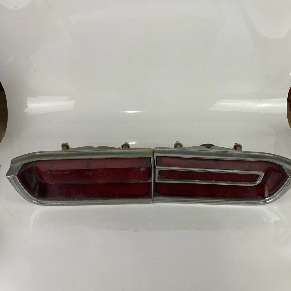 Оригинальный левый и правый задний фонарь 1967 Plymouth Fury II - Изображение 1 из 4