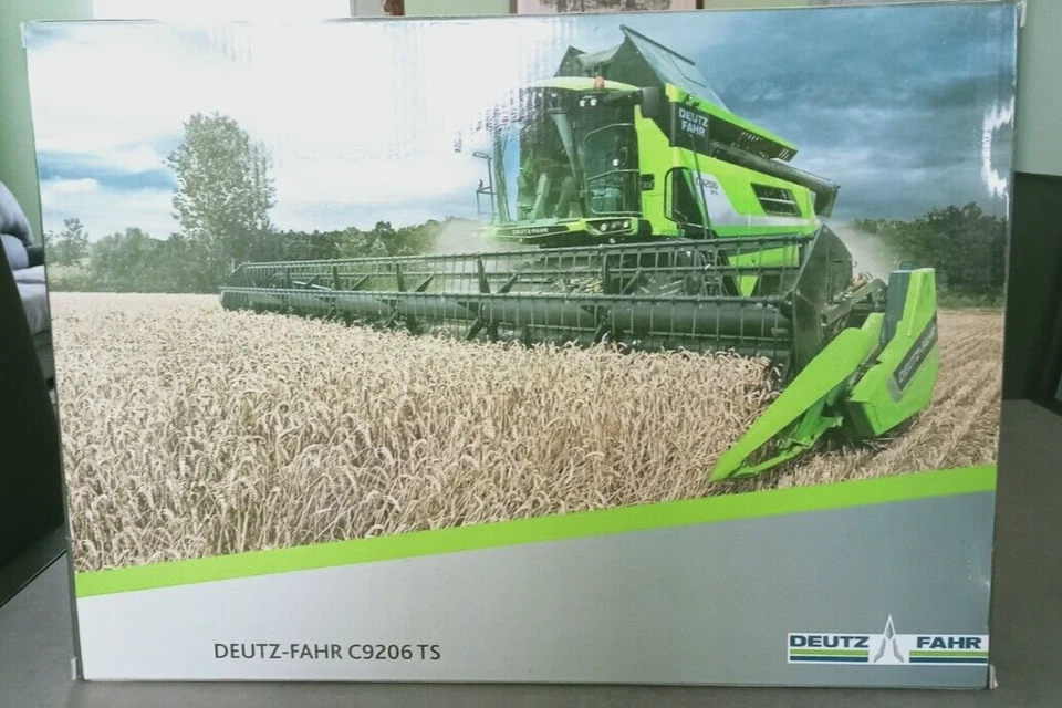 Universal Hobbies 1:32 - Mietitrebbia, Combine - Deutz-Fahr C 9206 TS - Immagine 1 di 4