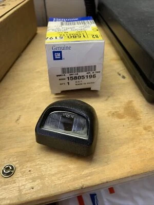 Lámpara de matrícula negra genuina GM 15805196 1999-2013 Chevy Silverado Avalanche Foto 1 de 3