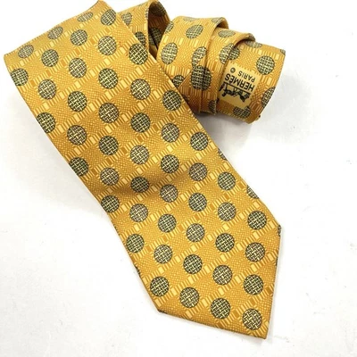 Corbata de seda geométrica de golf amarilla Hermes de lujo para hombre hecha en Francia 7753 Fa Foto 1 de 4