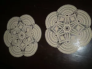 DUE Bellissime-Vintage-Fatte a mano-Cotone-Uncinetto-Ecru-Rotonde-Tovaglia - Foto 1 di 8