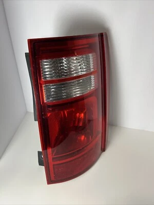 Lanterna traseira direita passageiro destro Dodge Grand Caravan 2008-2010 fabricante de equipamento original D6106 - Imagem 1 de 4