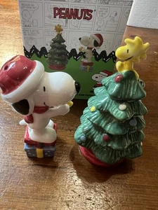 Christmas Tree Peanuts Snoopy & Woodstock Salt Pepper Shakers Figurine - Picture 1 of 1