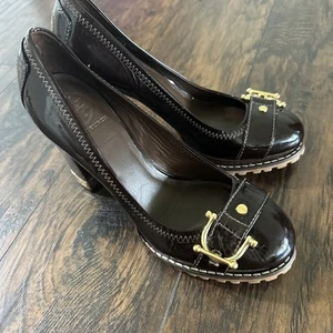 ZAPATOS DE SALÓN TORY BURCH MARRÓN CHAROL SUELA CON ASA DE CABALLO TACONES APILADOS 7,5 - Imagen 1 de 11