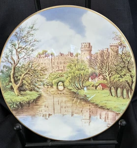 ROYAL DOULTON WARWICK CASTLE COLLECTOR PLATE 1977 BY Reginald Johnson - Picture 1 of 4