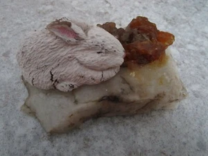 Unikat Skulptur eines schlafenden Hasen auf Quarz. Santa Catalina Island - Bild 1 von 9