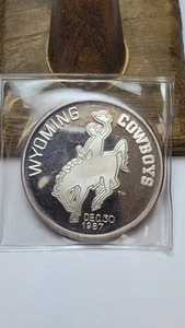 Vintage 1987 Wyoming Cowboys SeaWorld Holiday Schale 1 Unze Silber rund - Bild 1 von 2