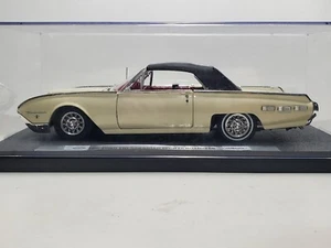 Welly 1962 Ford Thunderbird Sports Roadster & Case 1:18 Scale Diecast Model Car - Picture 1 of 8