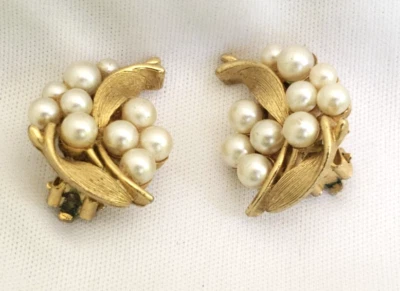 Pendientes de clip vintage de mediados de siglo Lisner tono dorado y perlas de imitación Foto 1 de 3