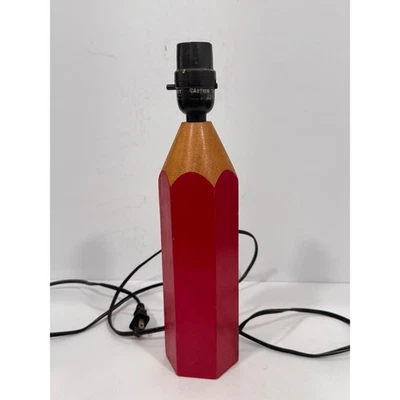 Lámpara de escritorio vintage con forma de lápiz base hexagonal de madera roja Foto 1 de 3
