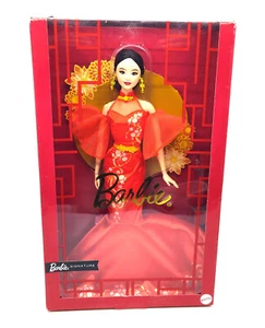 Barbie Muñeca Año Nuevo Lunar 2025 Vestido Qipao Flor de Ciruela Colección Signature - Imagen 1 de 8