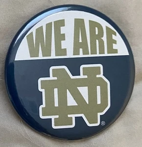 Vintage "We Are ND" Notre Dame Fighting Irish Classic Button 2,25" Anstecknadel Rückseite - Bild 1 von 2