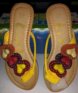Niñas Sandalias Amarillas Con Corazones Tan Lindas Talla 11 - Imagen 1 de 1