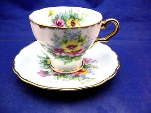 VINTAGE INARCO TEA CUP & SAUCER W GILDED EDGES & A BEAUTIFUL MIXED FLORAL DESIGN - Picture 1 of 11