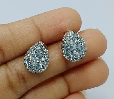 Aretes redondos con halo de diamantes creados en laboratorio de 2,40 quilates de oro blanco de 14 quilates Foto 1 de 4