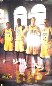 Poster basket vintage 2000 IOWA HAWKEYE 24"x18" epoca The Dean Oliver. EXL! - Foto 1 di 1