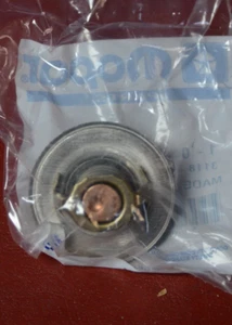 Termostato refrigerante motor camioneta Dodge 1989-03 195 grados Mopar 4494469 Jeep Nuevo de Lote Antiguo - Imagen 1 de 9