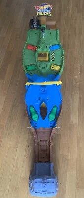 Hot Wheels Monster Trucks Torneo dei Titani Pista con Macchininata - Immagine 1 di 4