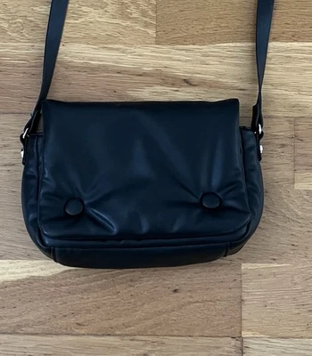 H&M Cross Body Bag Fashionable Trendy Black Clasp Closure Bag - Image 1 of 4