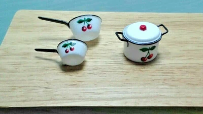 Maceta de cerezas miniatura para casa de muñecas con tapa y 2 sartenes para salsa juego de 4 piezas escala 1:12  Foto 1 de 3