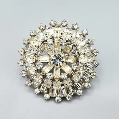 Broche de placa de rodio redondo en capas de diamantes de imitación esmeralda transparente de diseñador sin firmar Foto 1 de 4