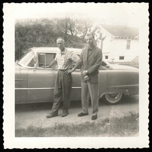 1956 Cadillac Four-Door; Onkel Merrill & Freund (Mai 1961): Vintage SNAPSHOT - Bild 1 von 1