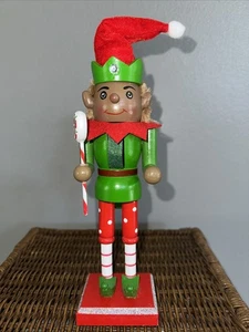 Weihnachts-Nussknacker aus Holz, 10 Zoll, JUNGE ELFE MIT PFEFFERMINZ-ZUCKERSTANGE, Ashland - Bild 1 von 10