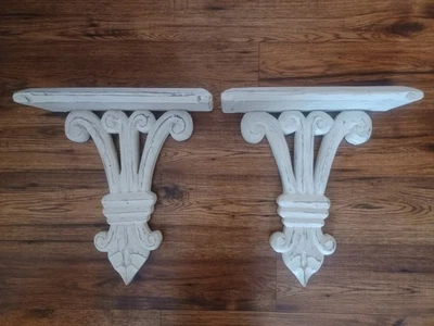 Estante de pared decorativo Three Hands Corp tallado a mano madera envejecida blanco roto Foto 1 de 4