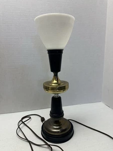 Vintage schwarz gold Messing Toleware Tischlampe mit Milchglas Fackel Schirm 19" hoch - Bild 1 von 11