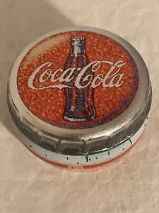 1999 Coca-Cola Classic Flaschenverschluss Dose - Neu - Bild 1 von 2
