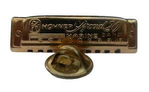 RARO INSOLITO DISTINTIVO SPILLA ARMONICA ANNI '80-EMESSO 'HOHNER SPECIAL 20 MARINE BAND' - Foto 1 di 1
