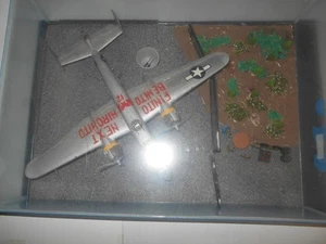 B-25 MITCHELL - "FINITO BENITO" WW II - 1/48 MODELLFLUGZEUG - DIORAMA MIT DECKEL #91 - Bild 1 von 7