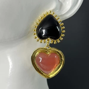 Orecchini Cuore Stile Gripoix Rosa Nero Gelatina Resina Traforata Tono Oro Dichiarazione - Foto 1 di 9