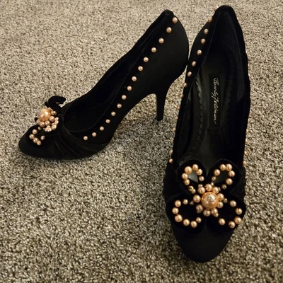 NWT Beverly Feldman Black Velvet Peach Pearl Floral-Shaped Embellishment Heels - Image 1 of 4