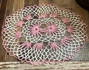 Vintage rosa und weiß Häkeldeckchen 8,5”x 11” Handarbeit - Bild 1 von 3