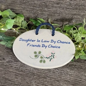 Mountain Meadows Keramik. USA. Wandbehang "Schwiegertochter durch Zufall..."  - Bild 1 von 4