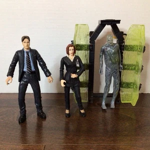 X-FILES Agents Scully & Mulder Serie 1 Actionfiguren McFarlane Toys 2er Set  - Bild 1 von 4